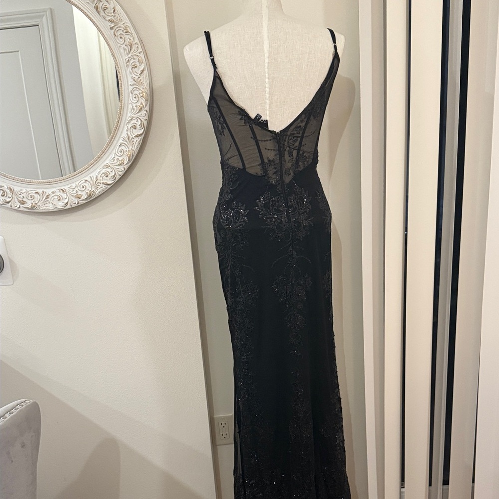 Elegant Black Sheer Lace Gown - Picture 2 of 4
